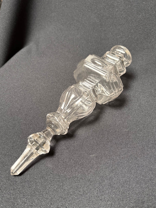 Pinnacle with drop-shaped facets