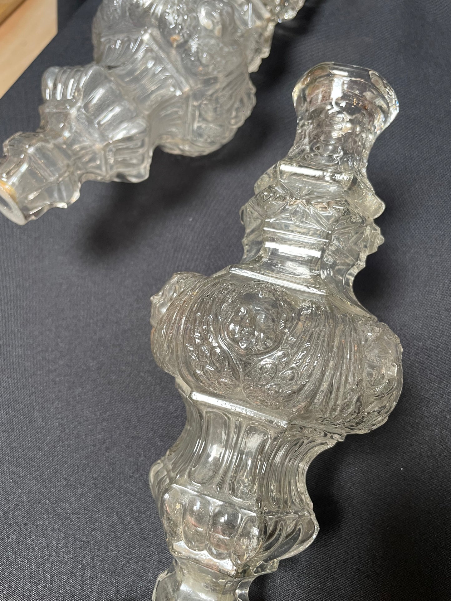 Pinnacle and stem element with putto
