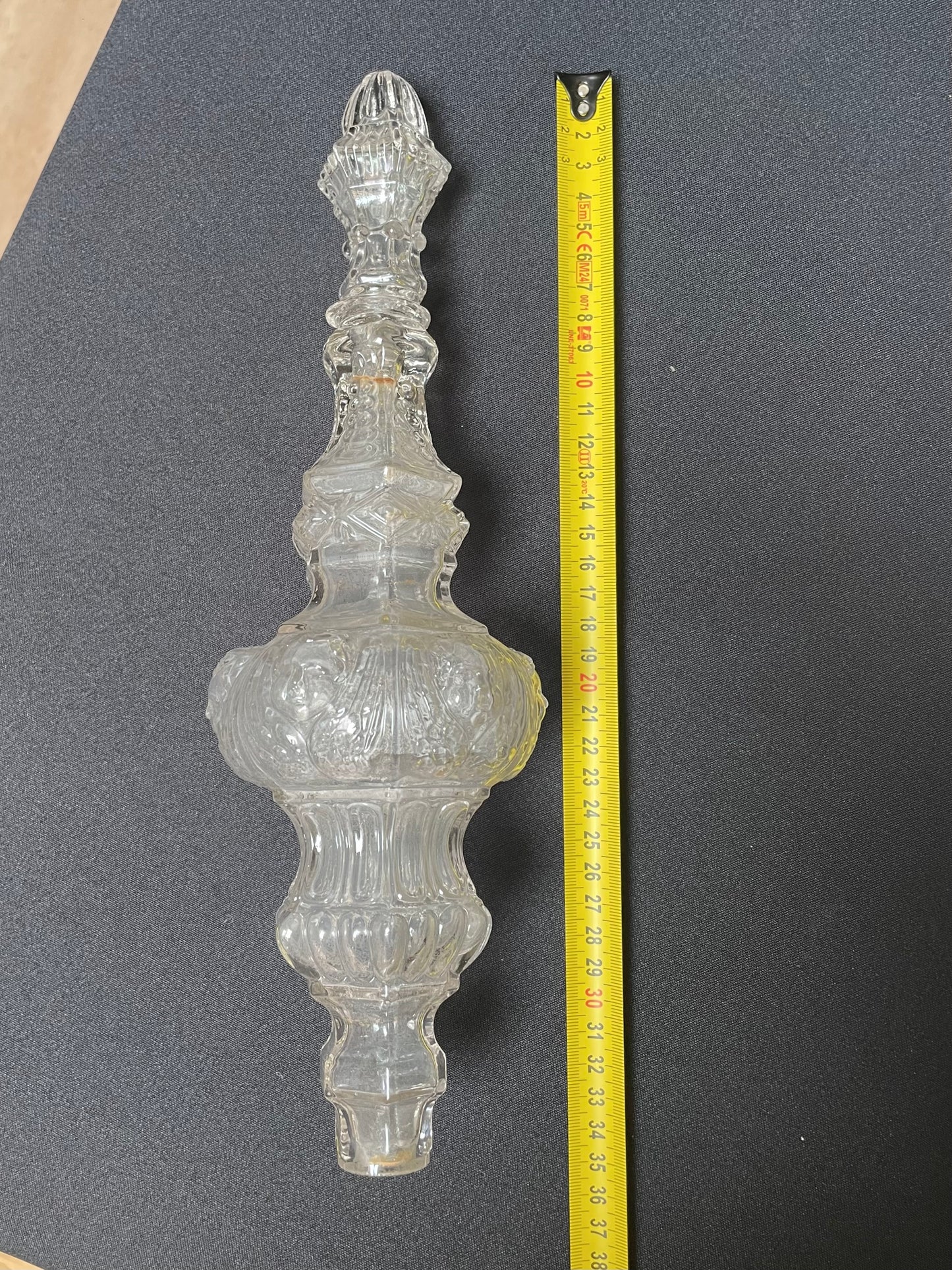 Pinnacle and stem element with putto