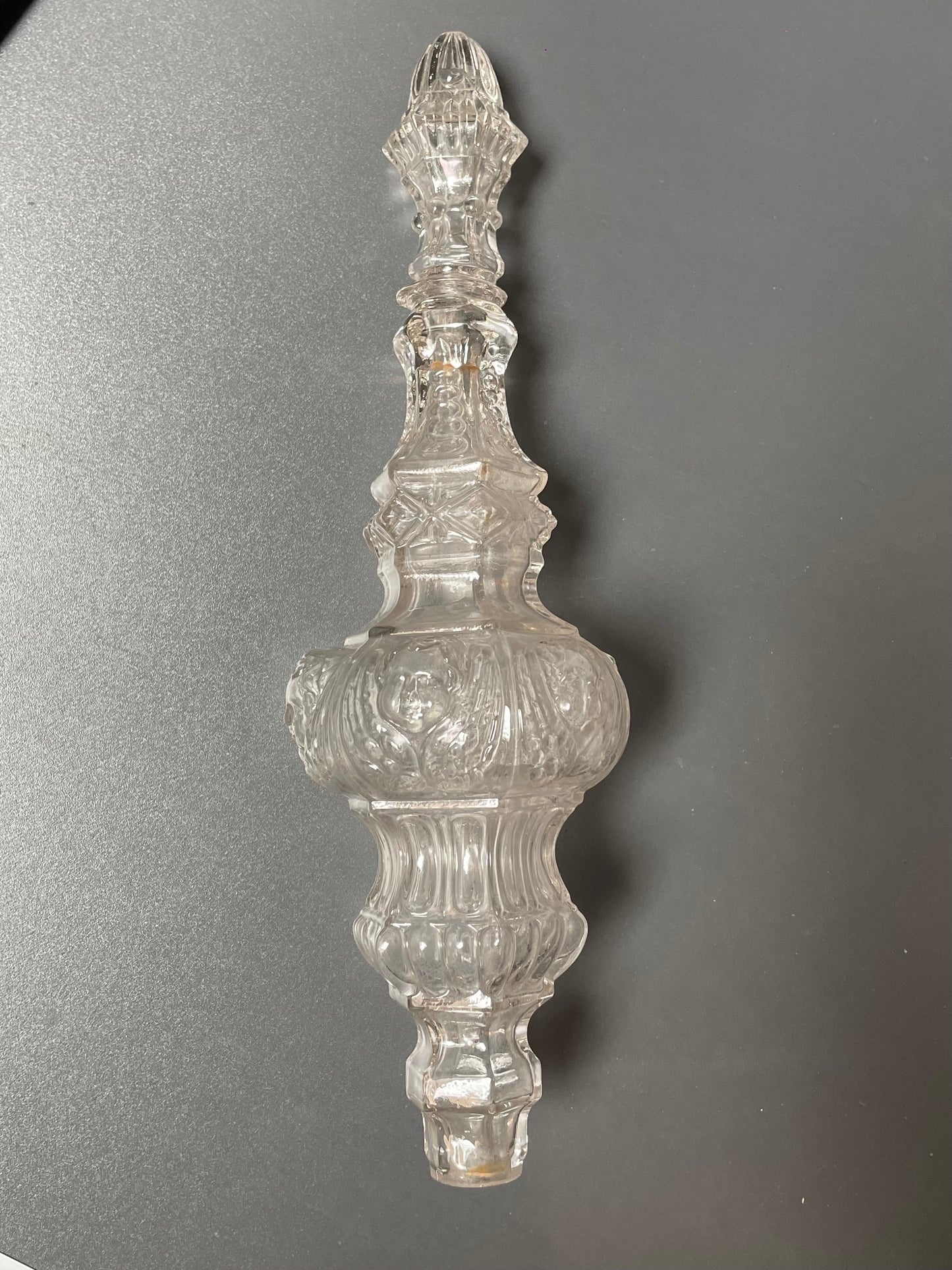 Pinnacle and stem element with putto